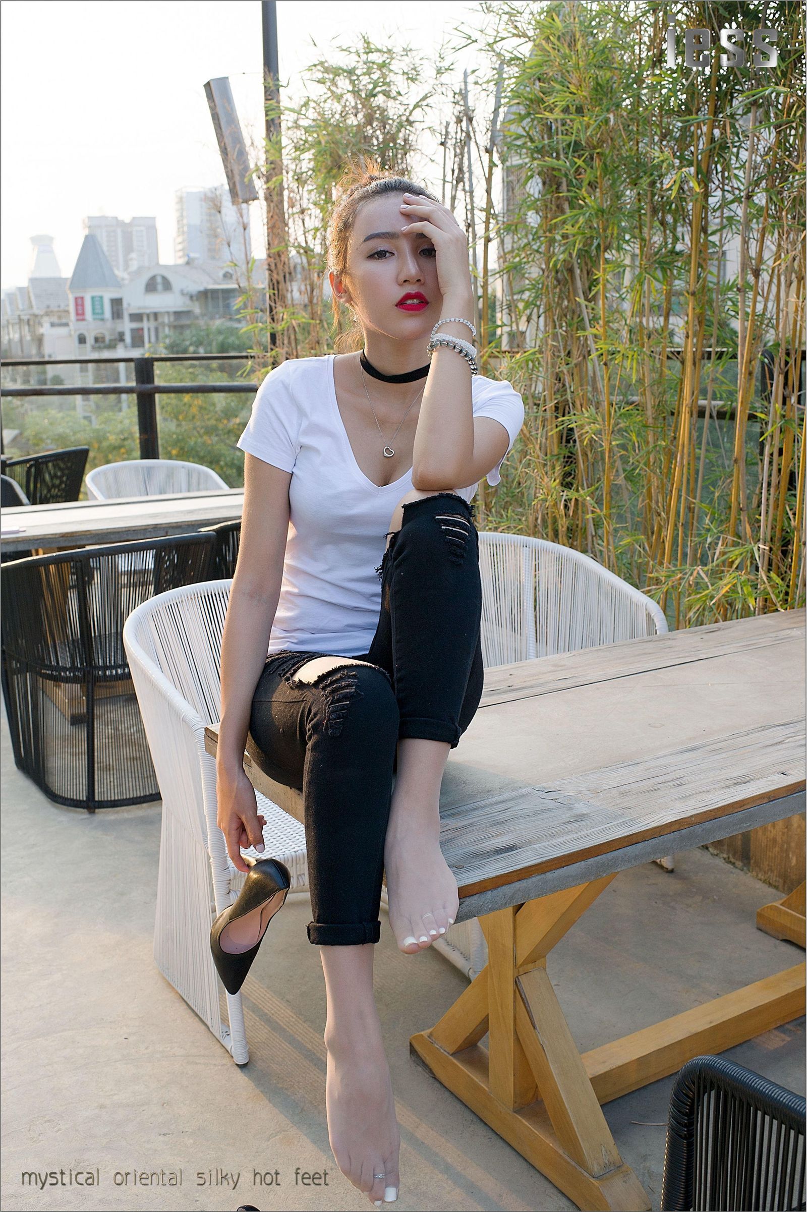 [IESS]异思趣向 女主播SASA 超薄肉丝